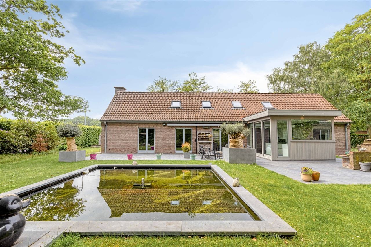 Open bebouwing met 5 (mog. 7) slaapkamers, tuin en garage