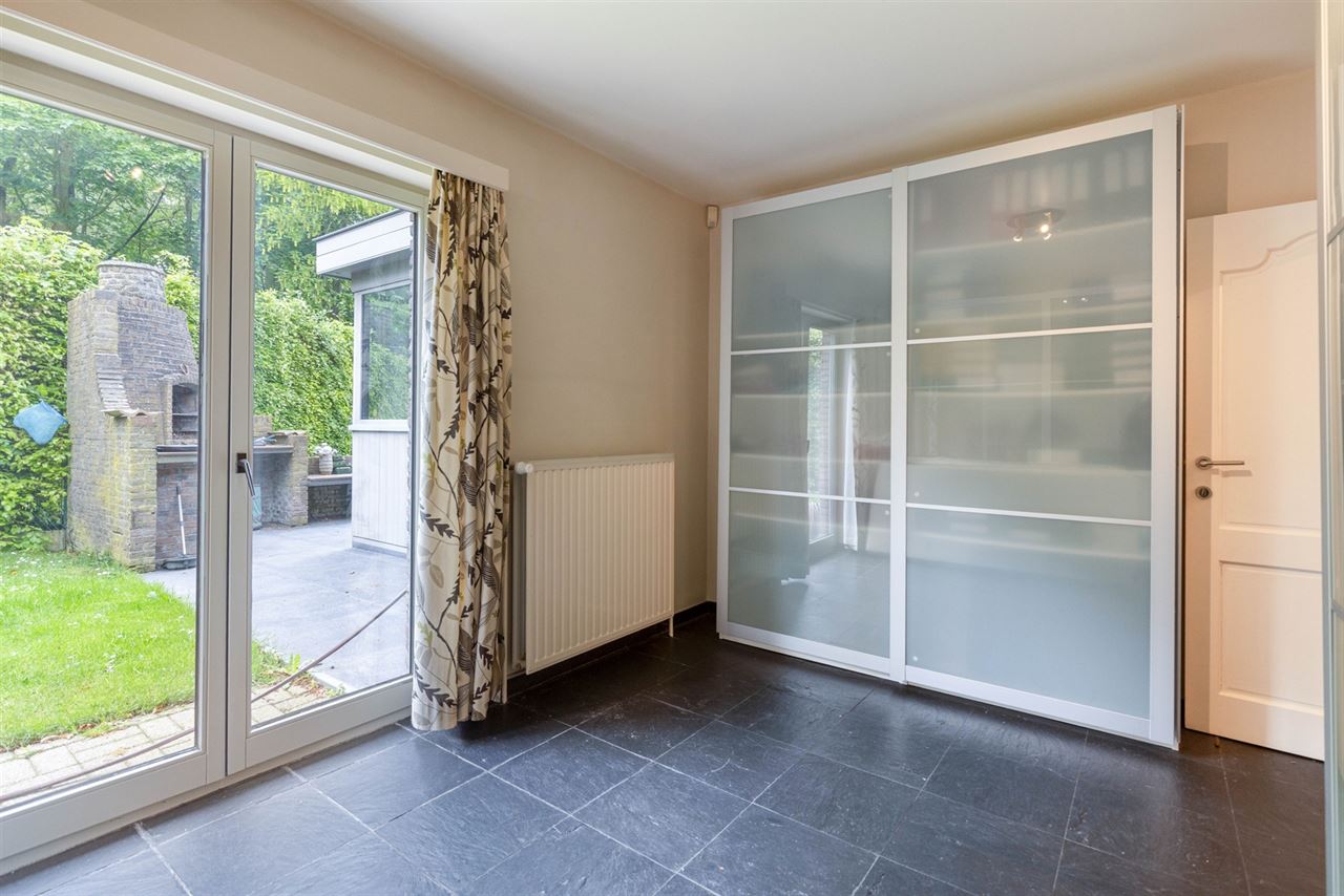Open bebouwing met 5 (mog. 7) slaapkamers, tuin en garage