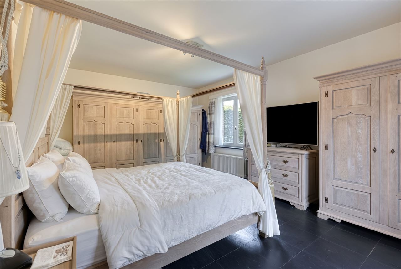 Open bebouwing met 5 (mog. 7) slaapkamers, tuin en garage