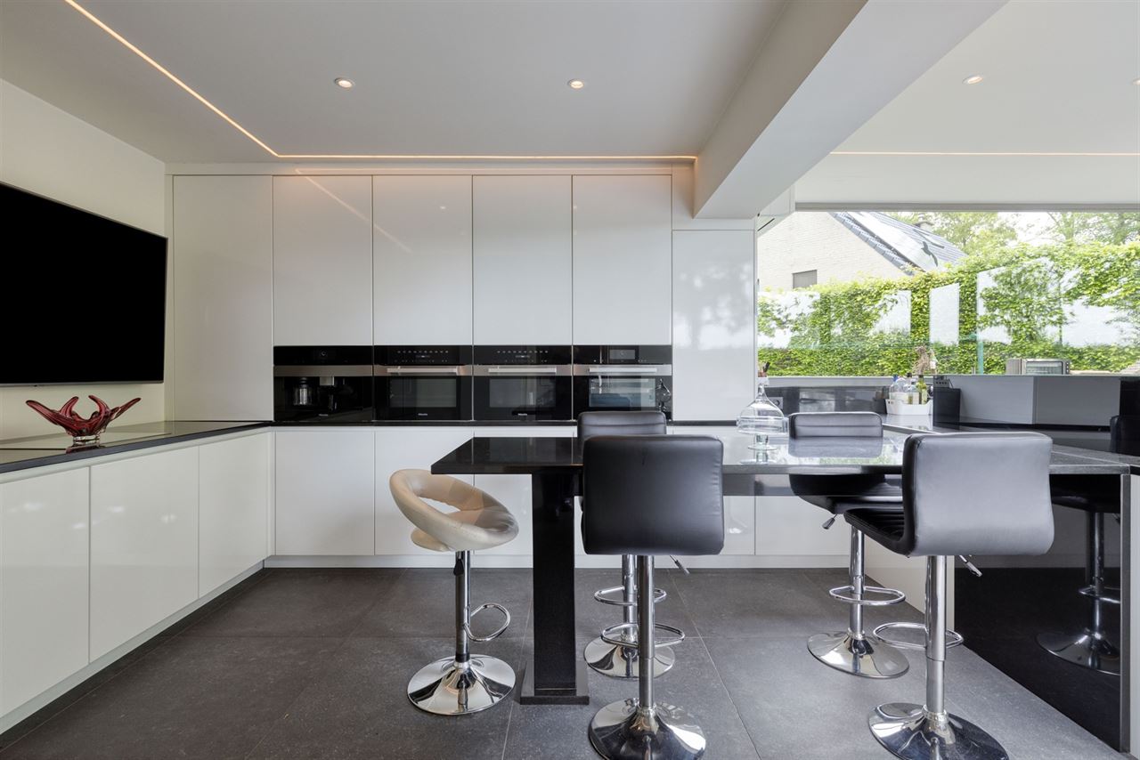 Open bebouwing met 5 (mog. 7) slaapkamers, tuin en garage
