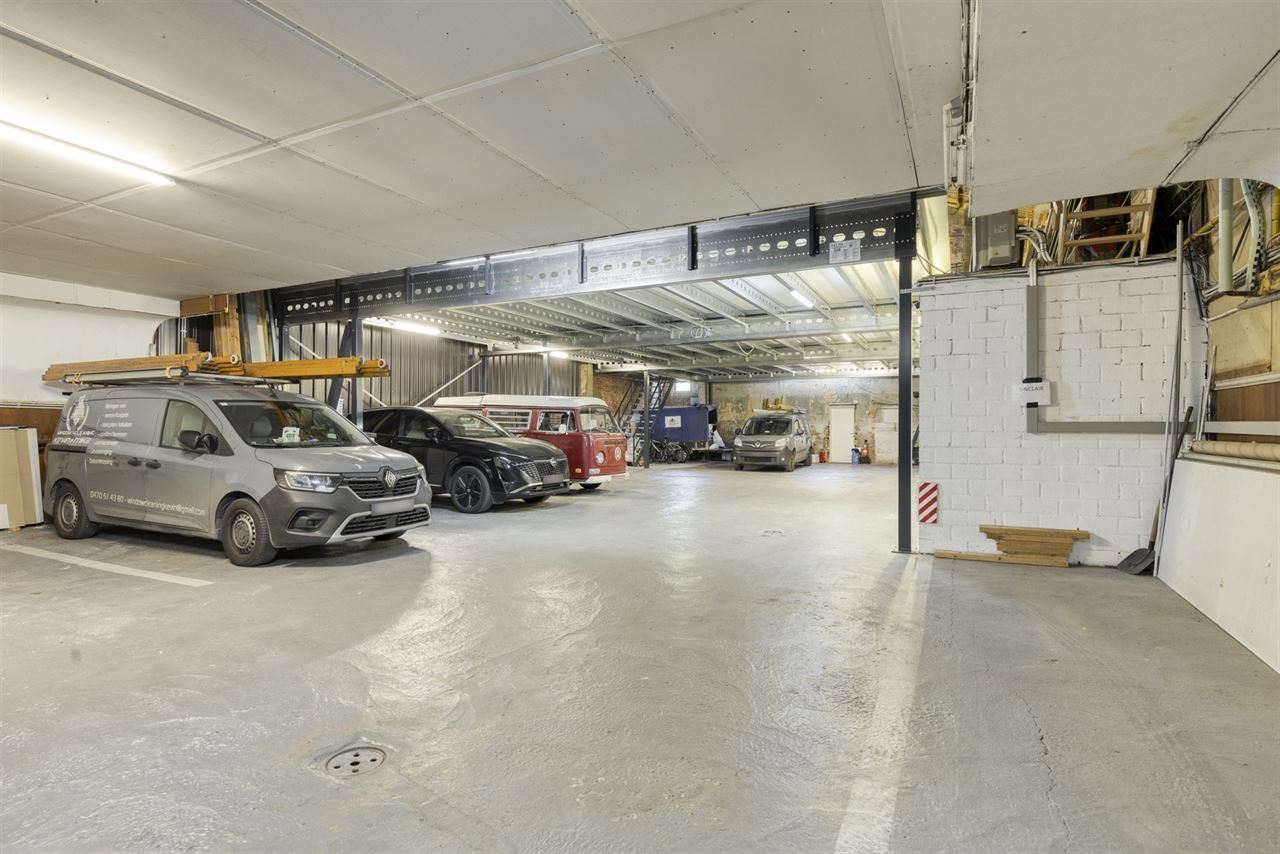Ruime woning met handelsruimte(57m²)en opslagruimte(462m²).