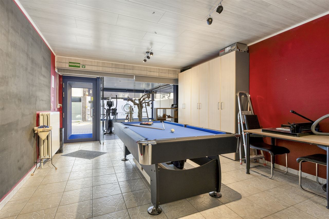 Ruime woning met handelsruimte(57m²)en opslagruimte(462m²).