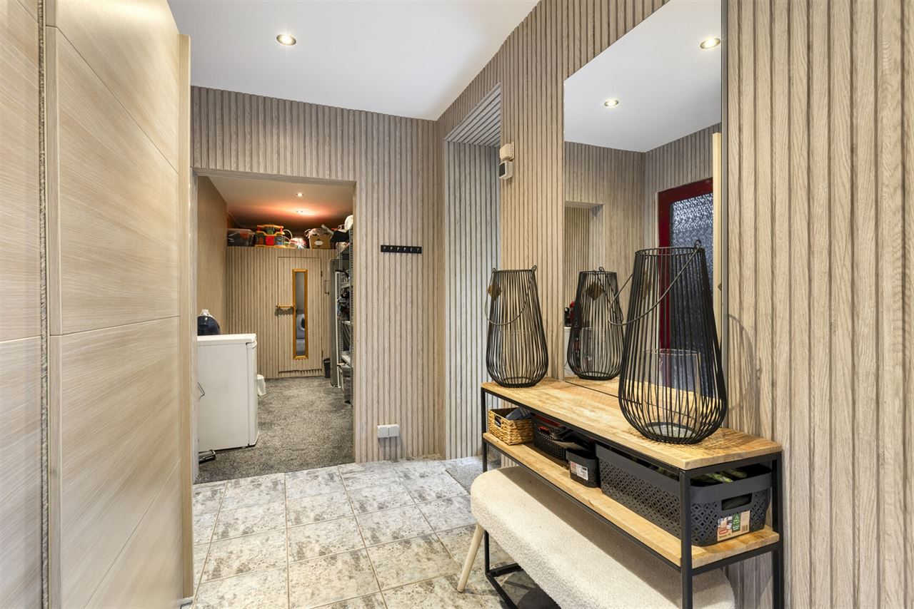 Ruime woning met handelsruimte(57m²)en opslagruimte(462m²).