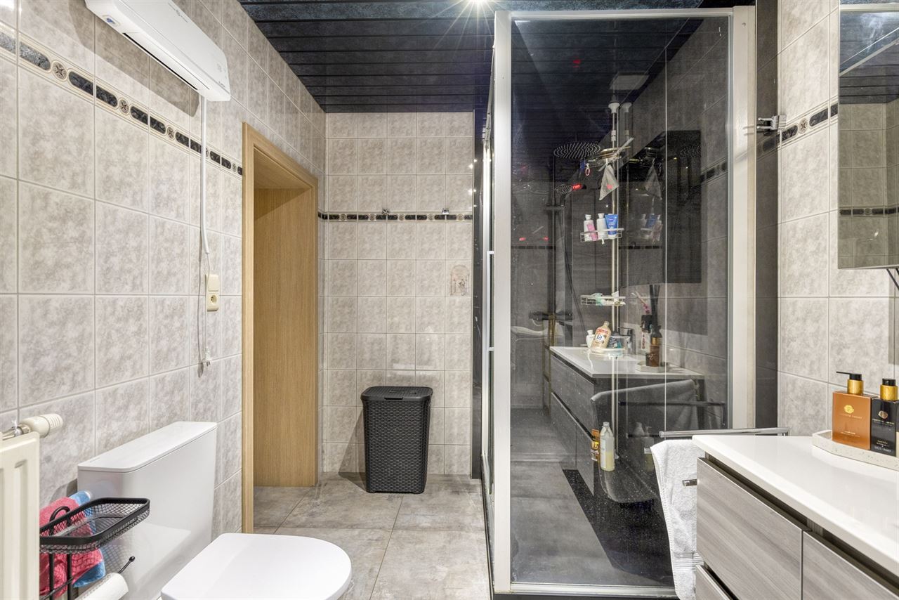 Ruime woning met handelsruimte(57m²)en opslagruimte(462m²).