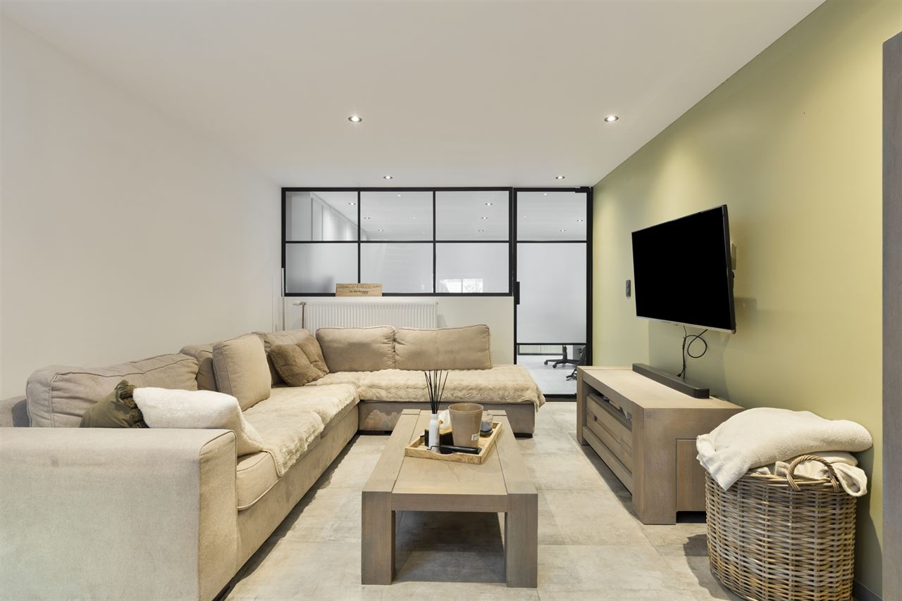 Ruime woning met handelsruimte(57m²)en opslagruimte(462m²).
