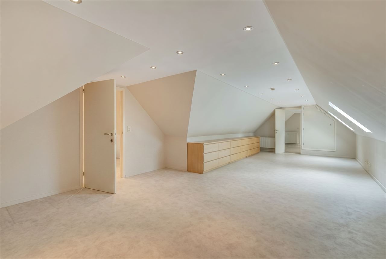 Open bebouwing met 5 (mog. 7) slaapkamers, tuin en garage