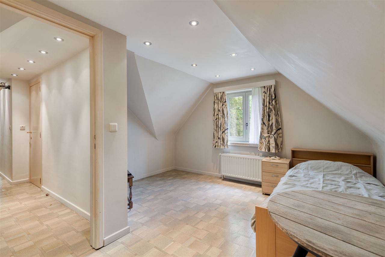 Open bebouwing met 5 (mog. 7) slaapkamers, tuin en garage