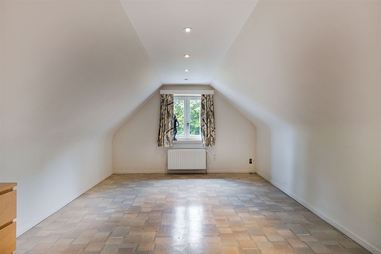 Open bebouwing met 5 (mog. 7) slaapkamers, tuin en garage