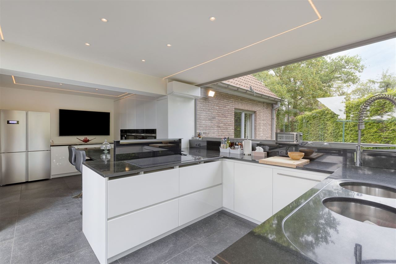 Open bebouwing met 5 (mog. 7) slaapkamers, tuin en garage