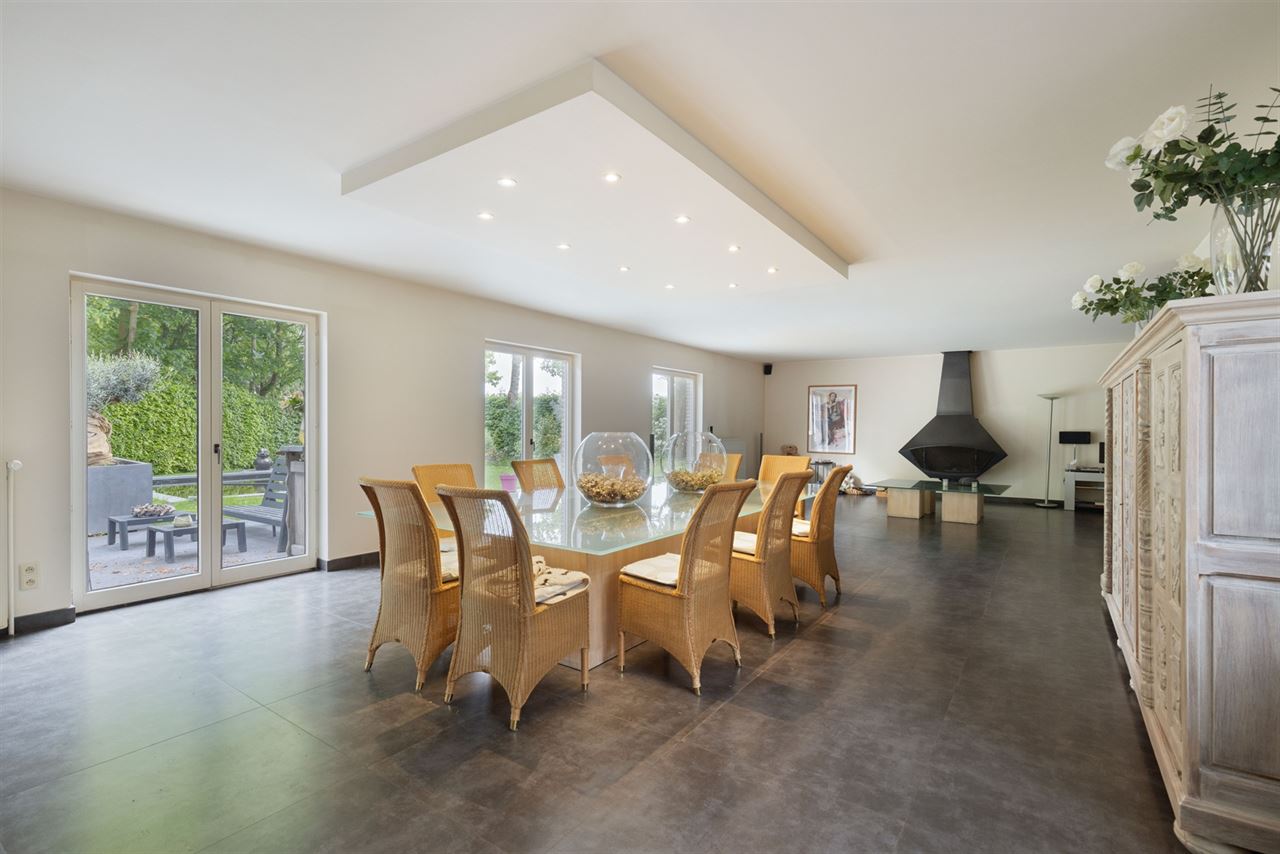 Open bebouwing met 5 (mog. 7) slaapkamers, tuin en garage