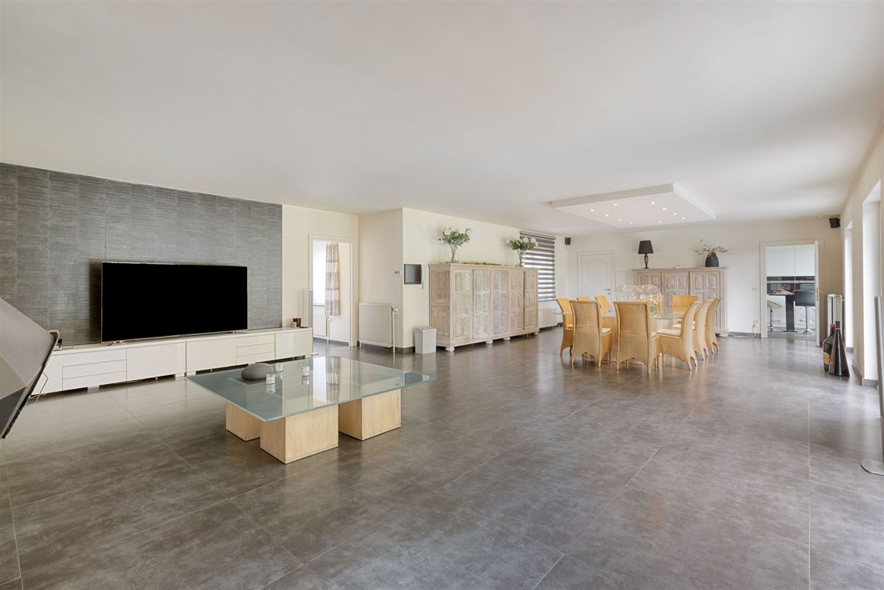 Open bebouwing met 5 (mog. 7) slaapkamers, tuin en garage