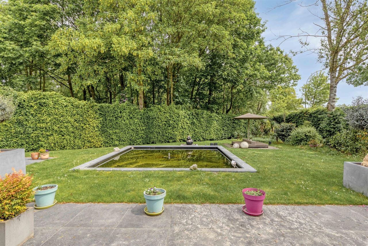 Open bebouwing met 5 (mog. 7) slaapkamers, tuin en garage