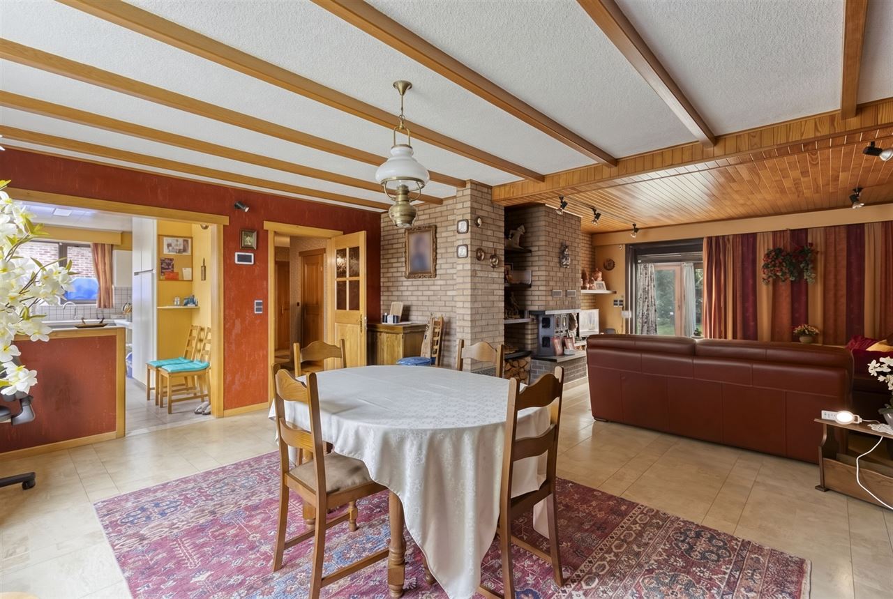 Laagbouwwoning met 2 slaapkamers, garage en tuin.