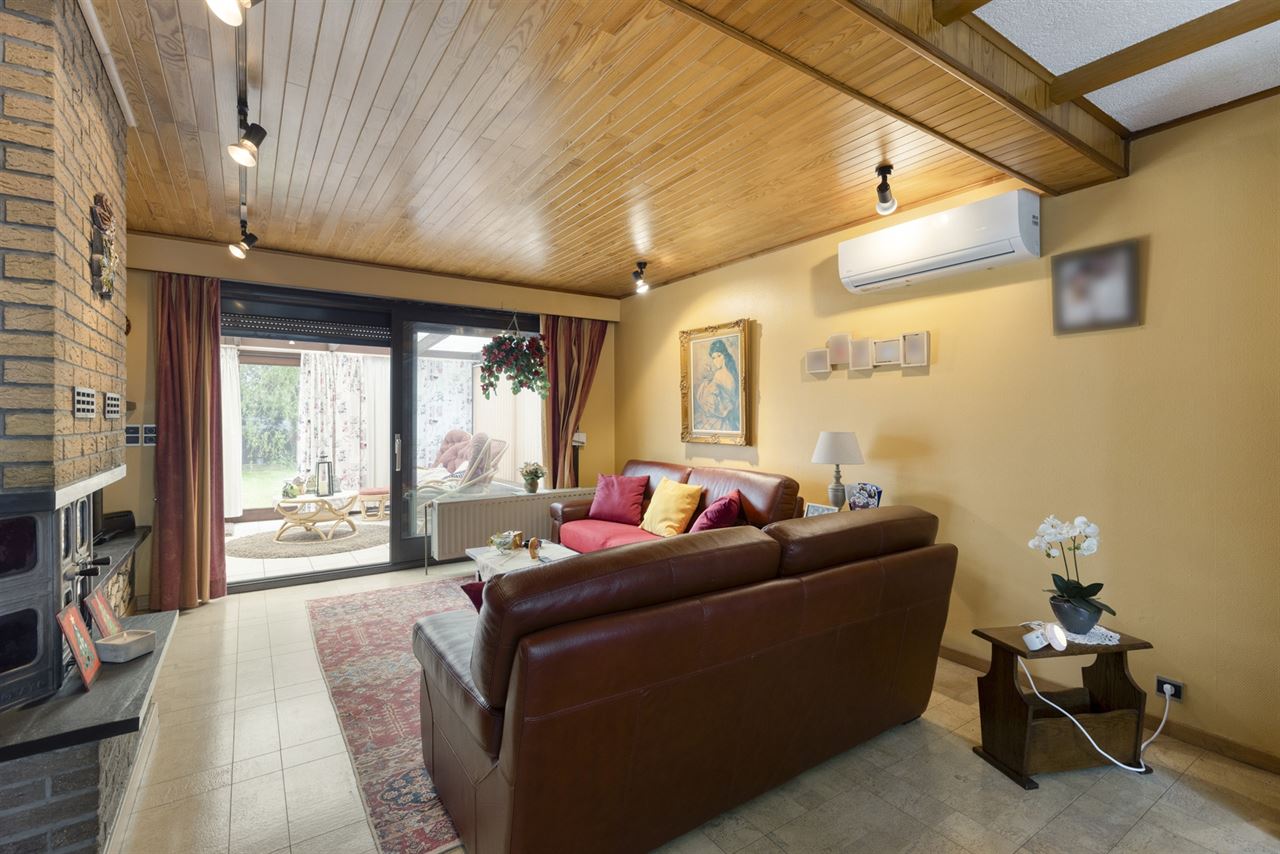 Laagbouwwoning met 2 slaapkamers, garage en tuin.
