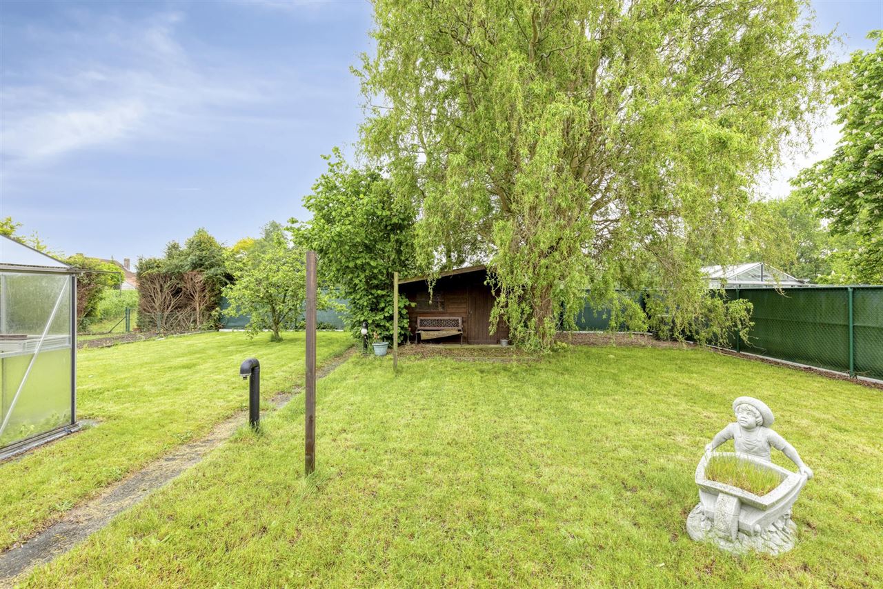 Laagbouwwoning met 2 slaapkamers, garage en tuin.