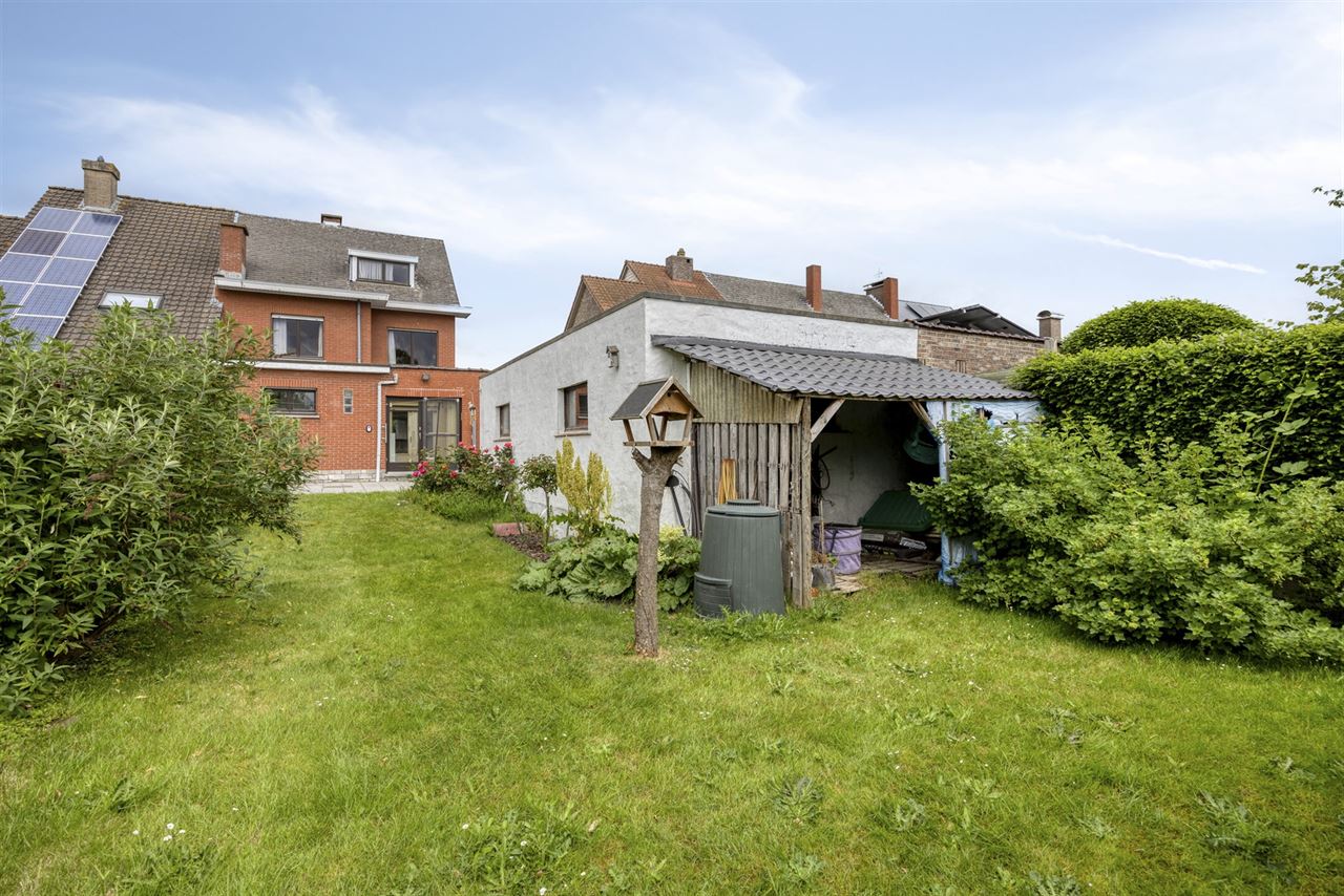 Woning met 3 slaapkamers, tuin en garage.