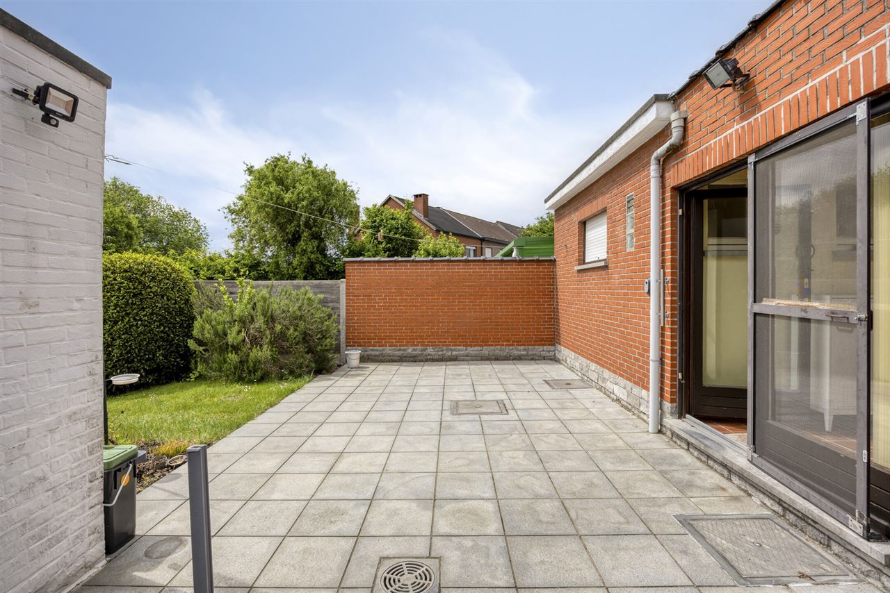 Woning met 3 slaapkamers, tuin en garage.
