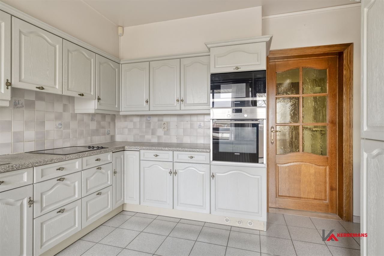 Instapklaar appartement met 3 slaapkamers en garage.
