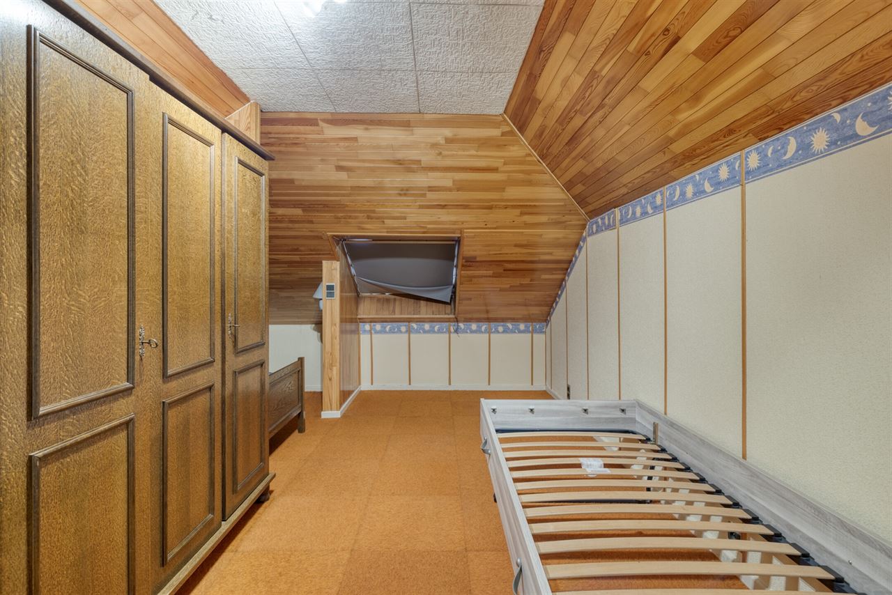 Laagbouwwoning met 2 slaapkamers, garage en tuin.