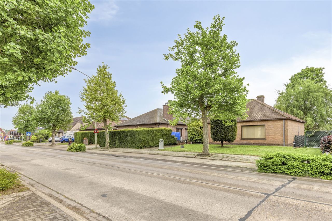 Laagbouwwoning met 2 slaapkamers, garage en tuin.