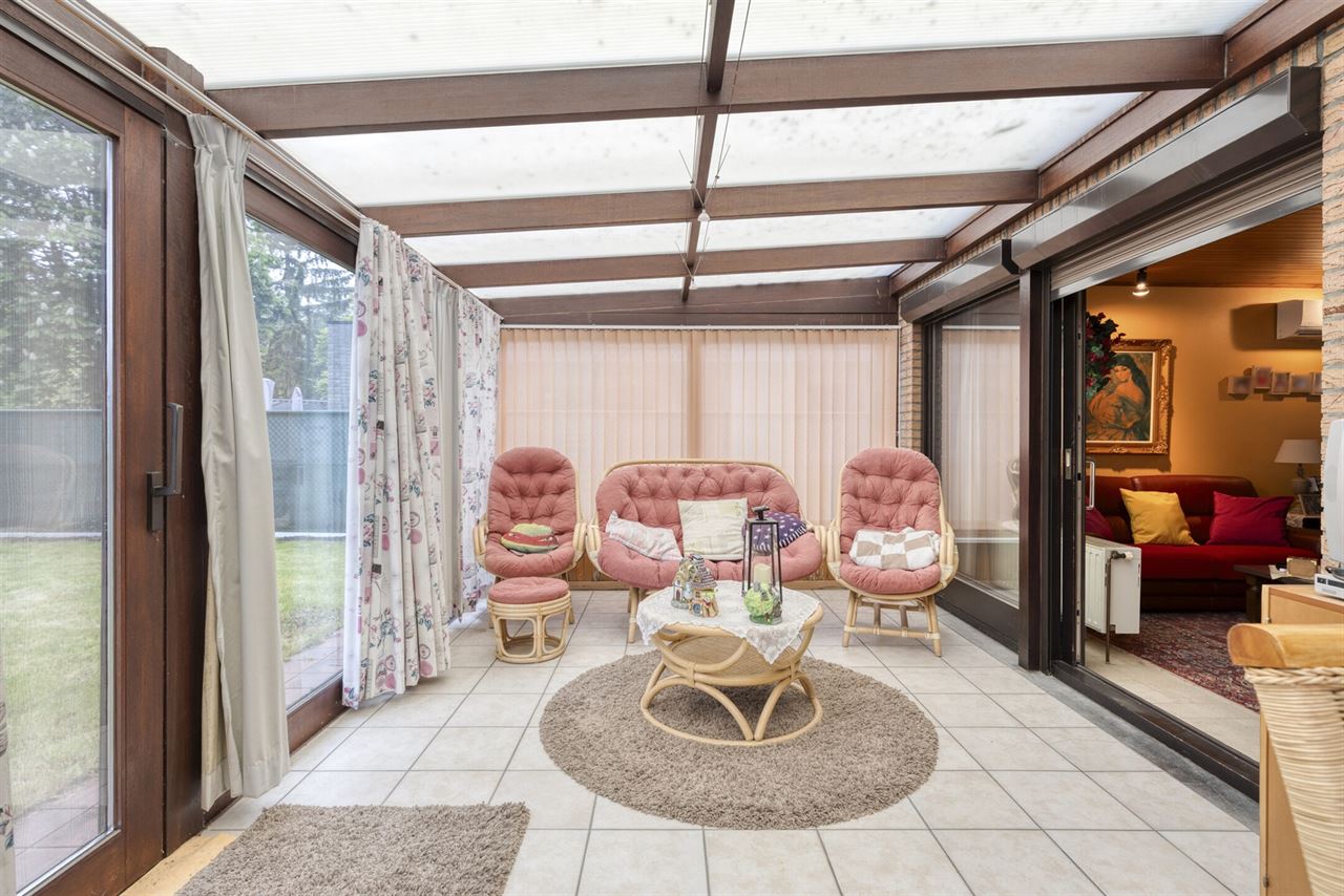 Laagbouwwoning met 2 slaapkamers, garage en tuin.