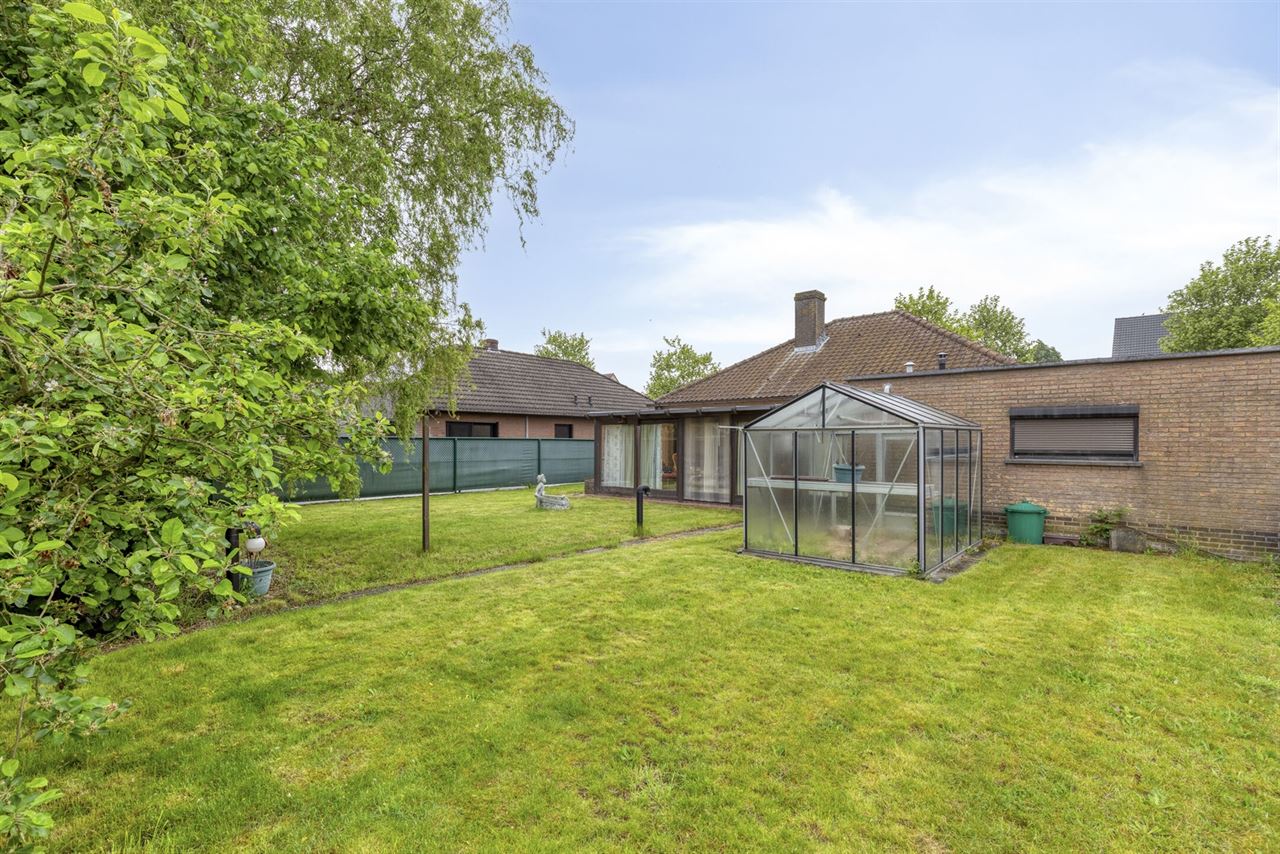Laagbouwwoning met 2 slaapkamers, garage en tuin.