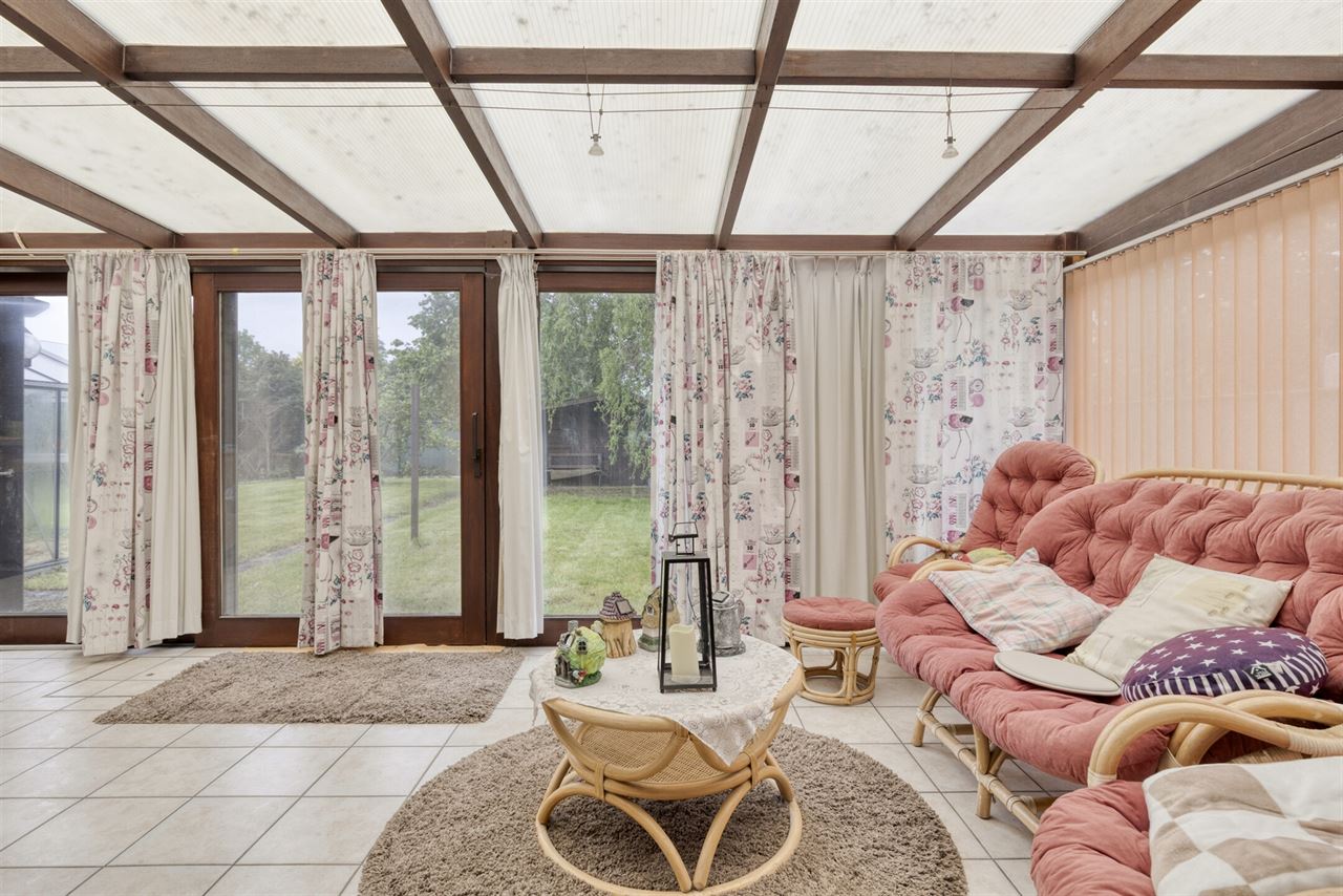 Laagbouwwoning met 2 slaapkamers, garage en tuin.