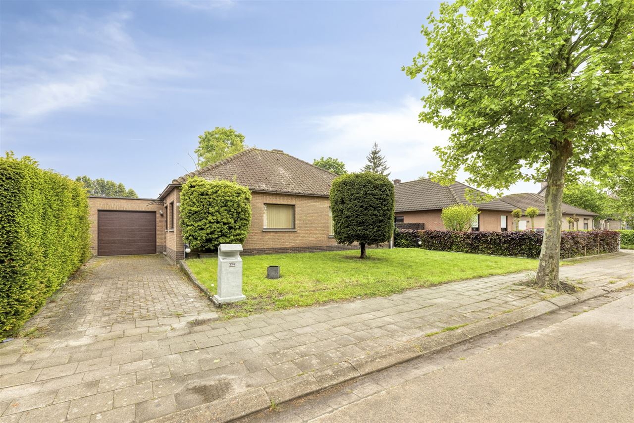 Laagbouwwoning met 2 slaapkamers, garage en tuin.