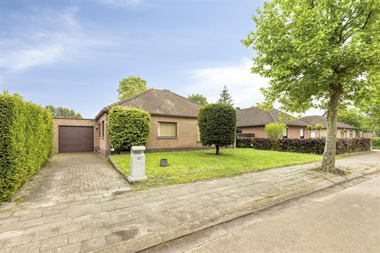 Laagbouwwoning met 2 slaapkamers, garage en tuin.