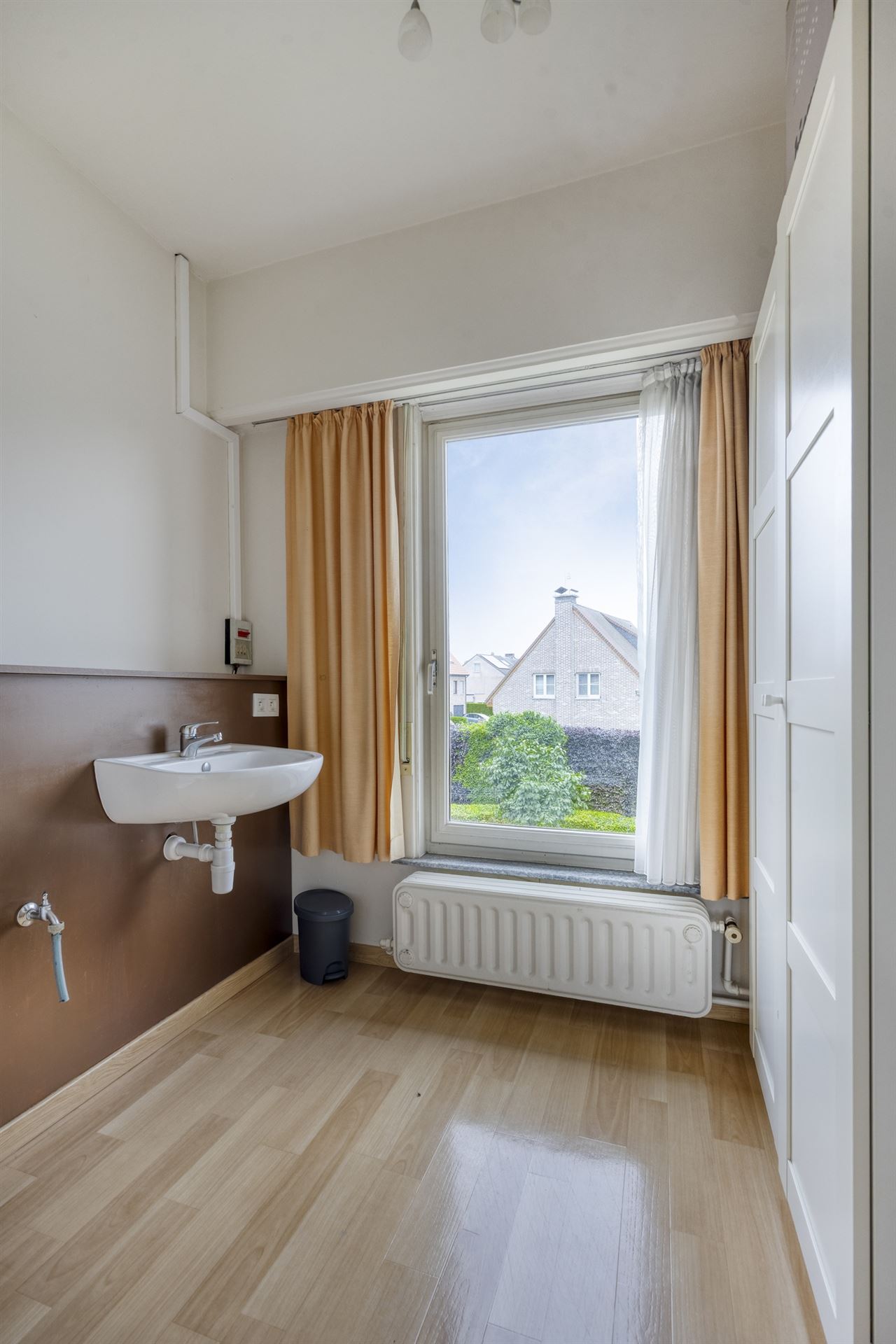 Woning met 3 slaapkamers, tuin en garage.
