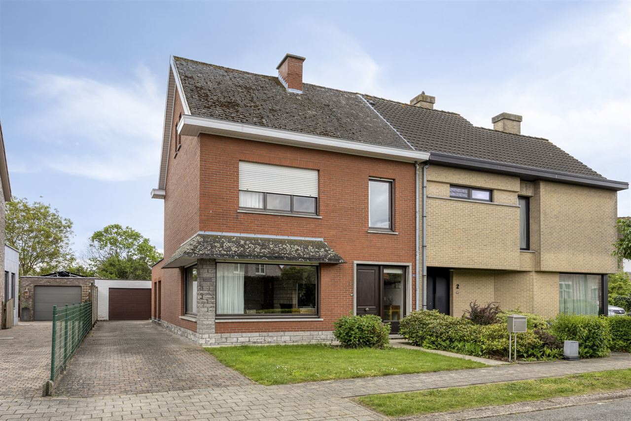 Woning met 3 slaapkamers, tuin en garage.