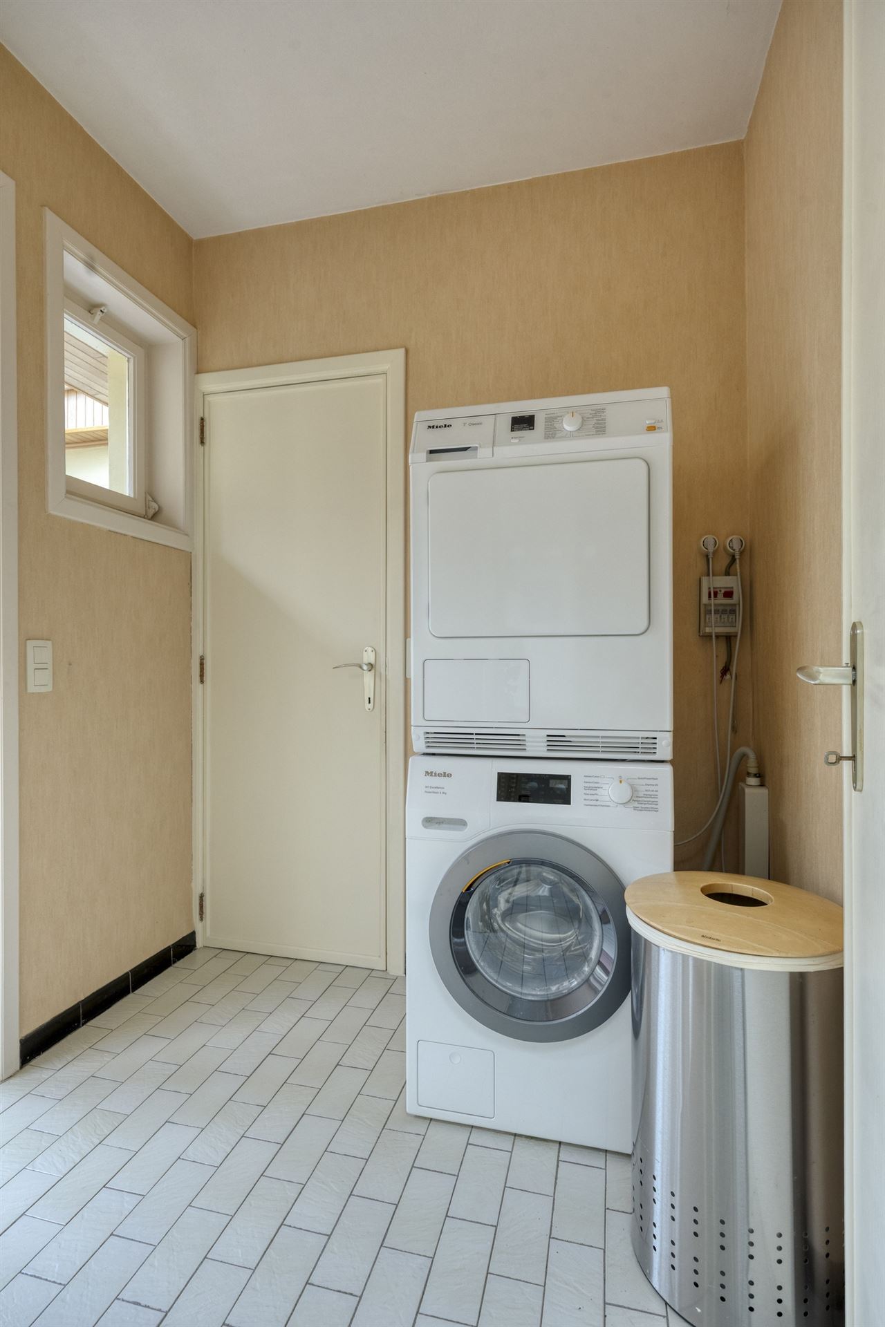 Woning met 3 slaapkamers, tuin en garage.