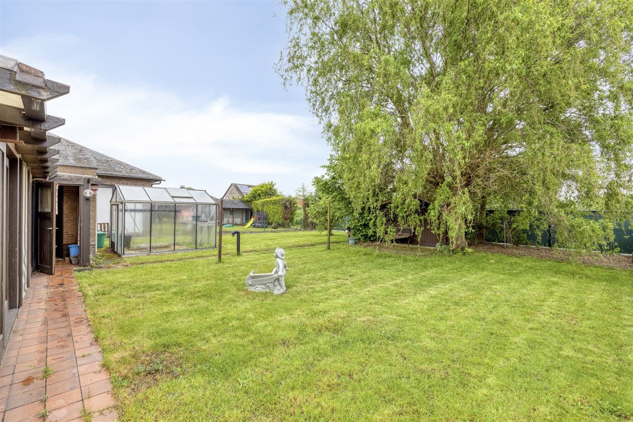 Laagbouwwoning met 2 slaapkamers, garage en tuin.
