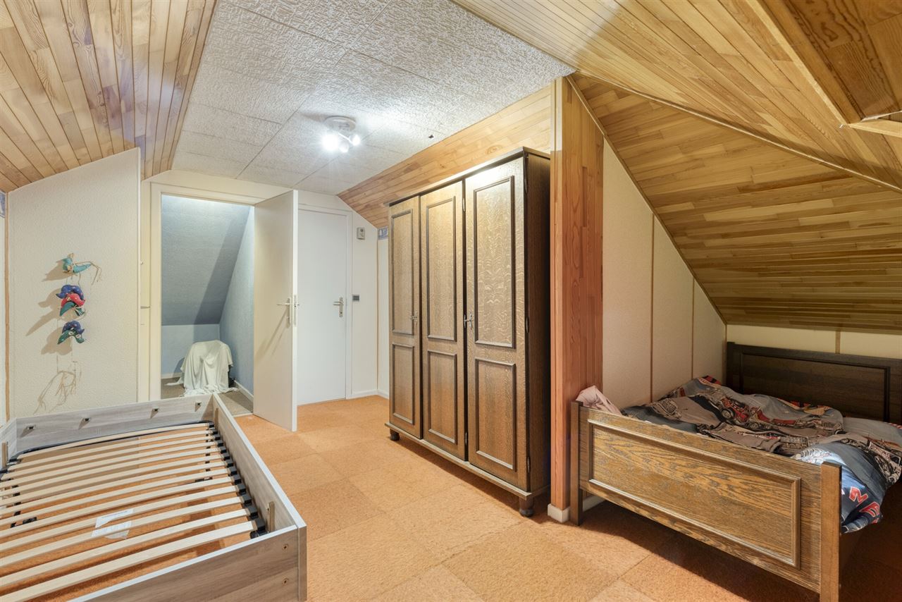 Laagbouwwoning met 2 slaapkamers, garage en tuin.