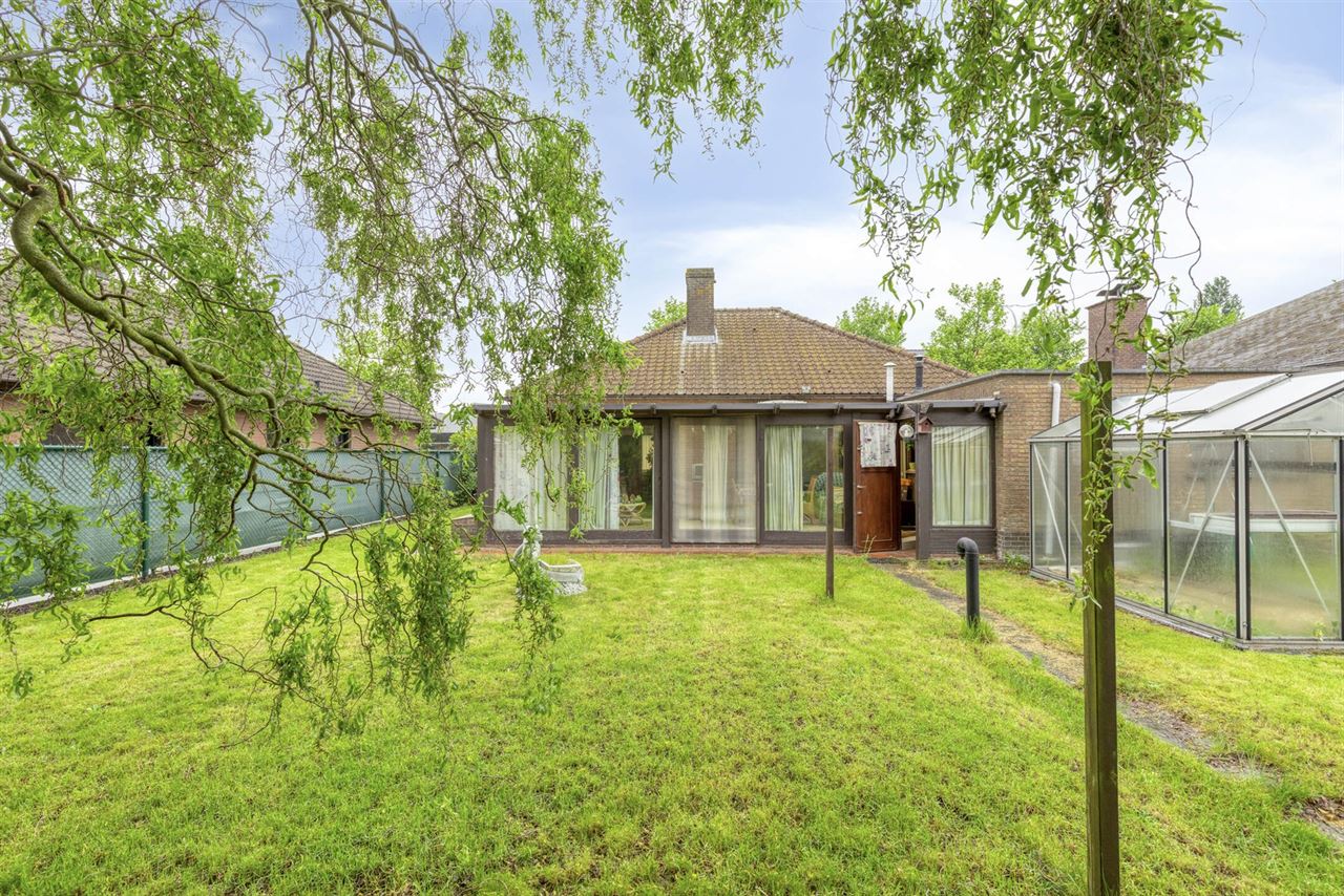 Laagbouwwoning met 2 slaapkamers, garage en tuin.