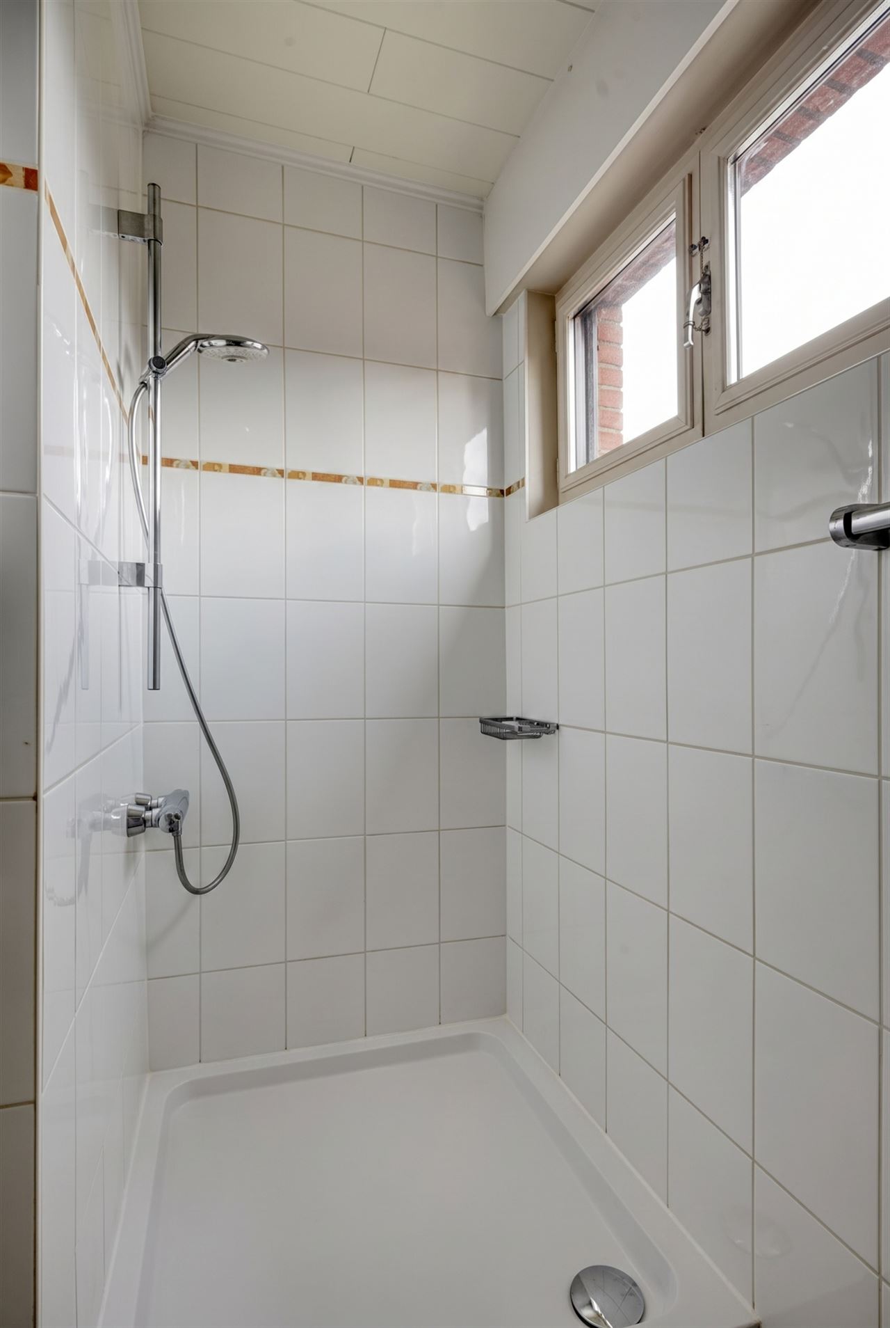 Woning met 3 slaapkamers, tuin en garage.