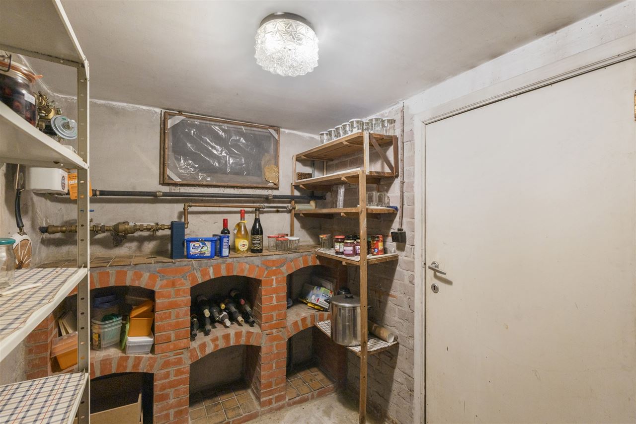 Te renoveren woning met 4 slaapkamers, 2 garages en tuin.