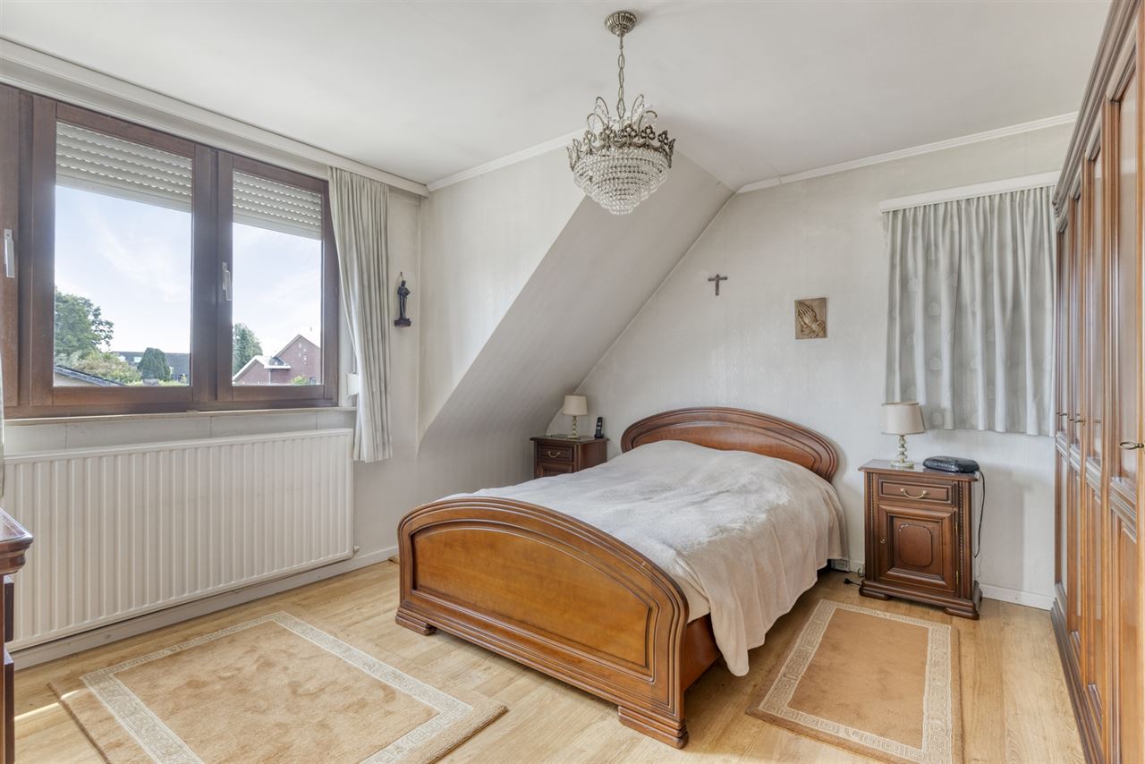 Te renoveren woning met 4 slaapkamers, 2 garages en tuin.