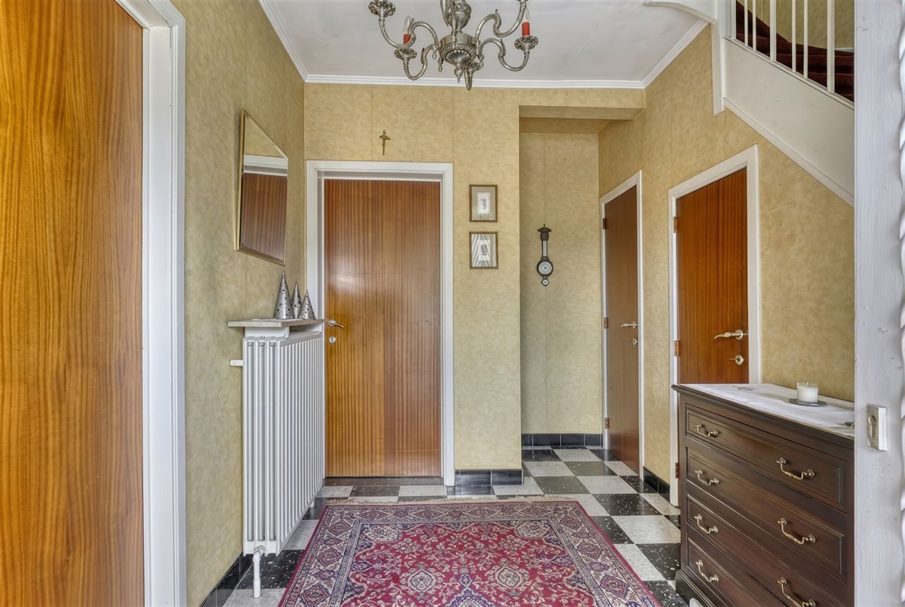 Te renoveren woning met 4 slaapkamers, 2 garages en tuin.