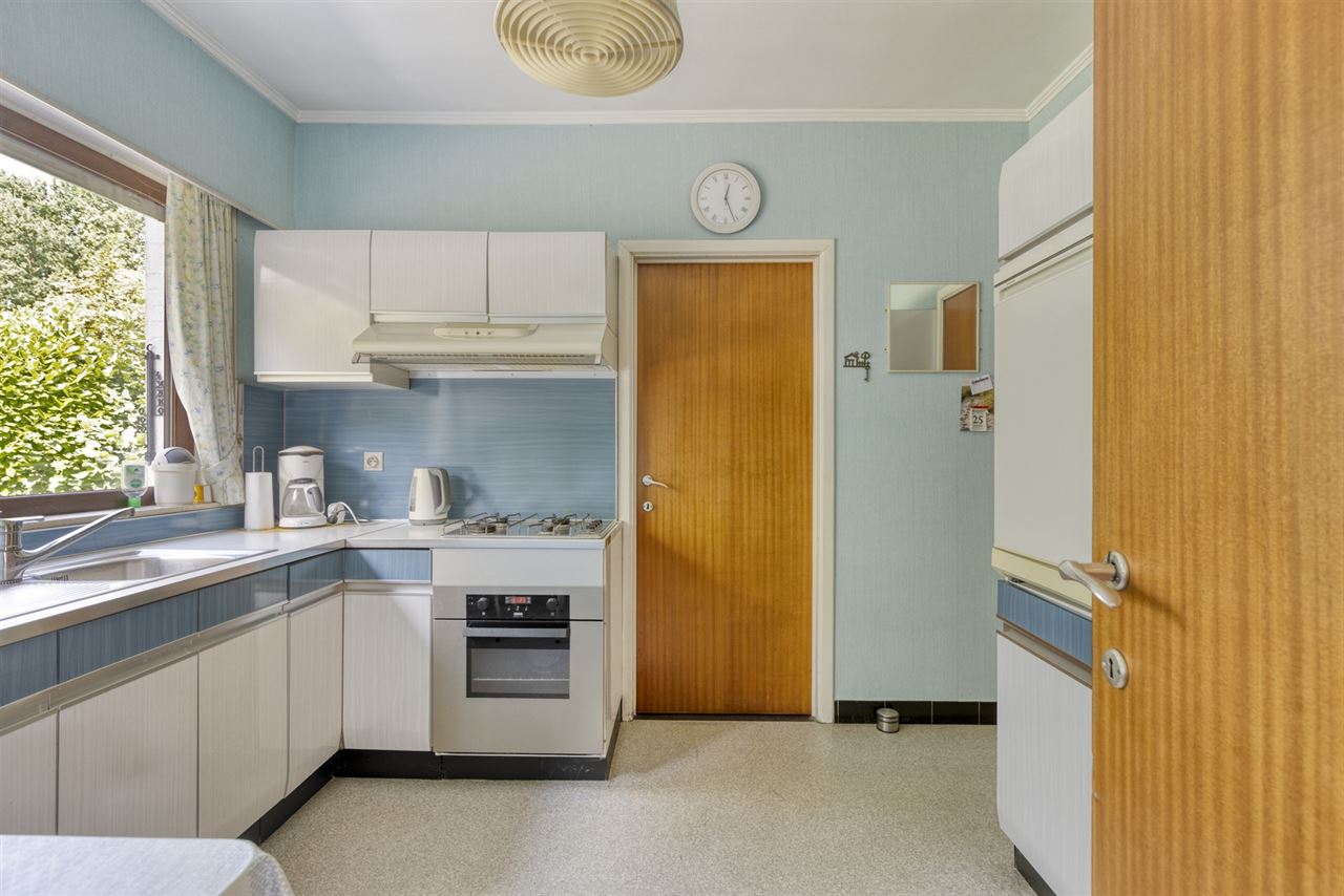 Te renoveren woning met 4 slaapkamers, 2 garages en tuin.