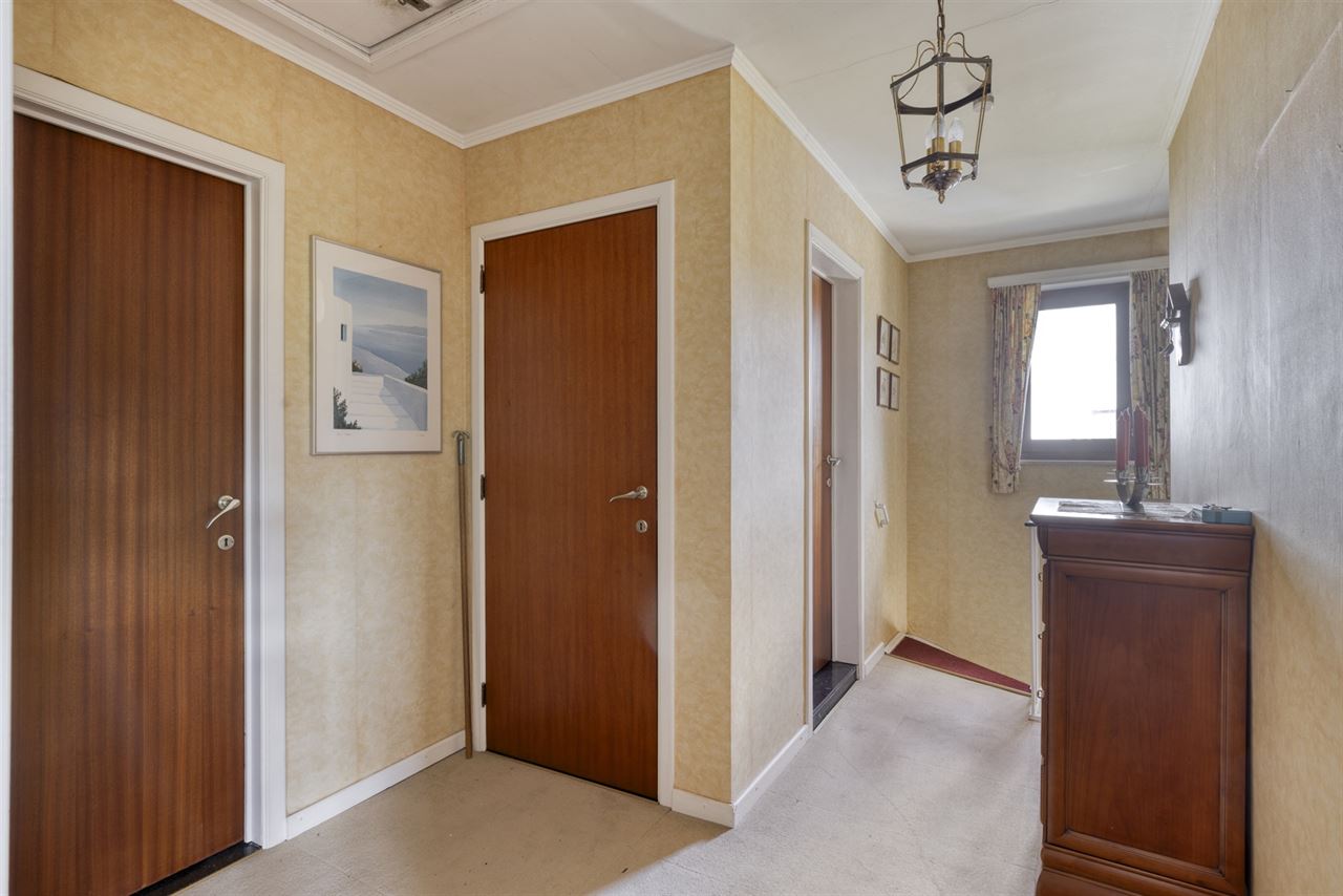 Te renoveren woning met 4 slaapkamers, 2 garages en tuin.