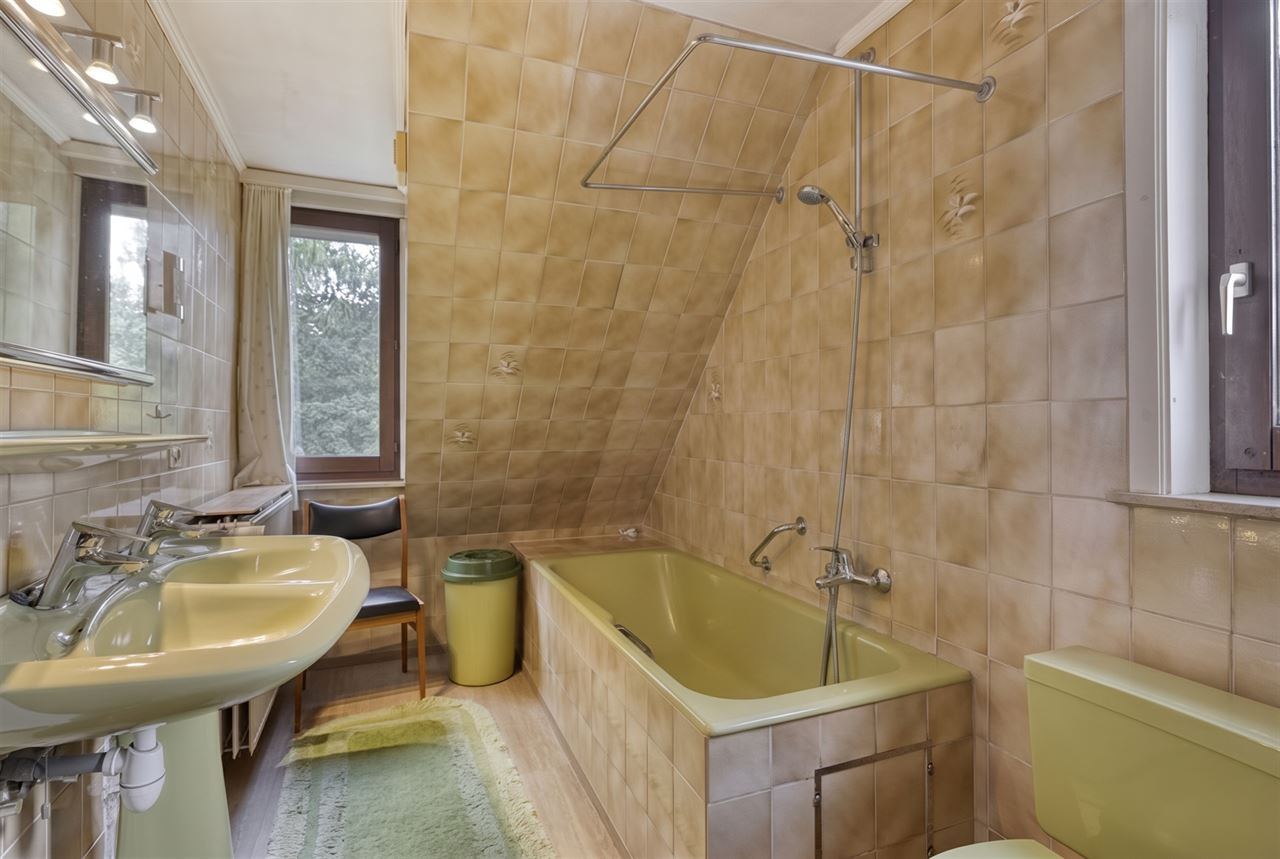 Te renoveren woning met 4 slaapkamers, 2 garages en tuin.