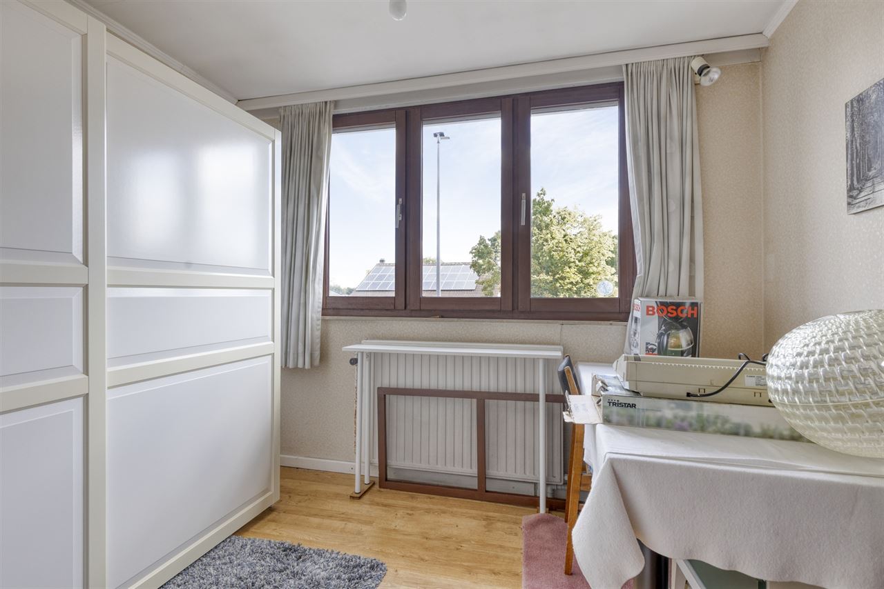 Te renoveren woning met 4 slaapkamers, 2 garages en tuin.