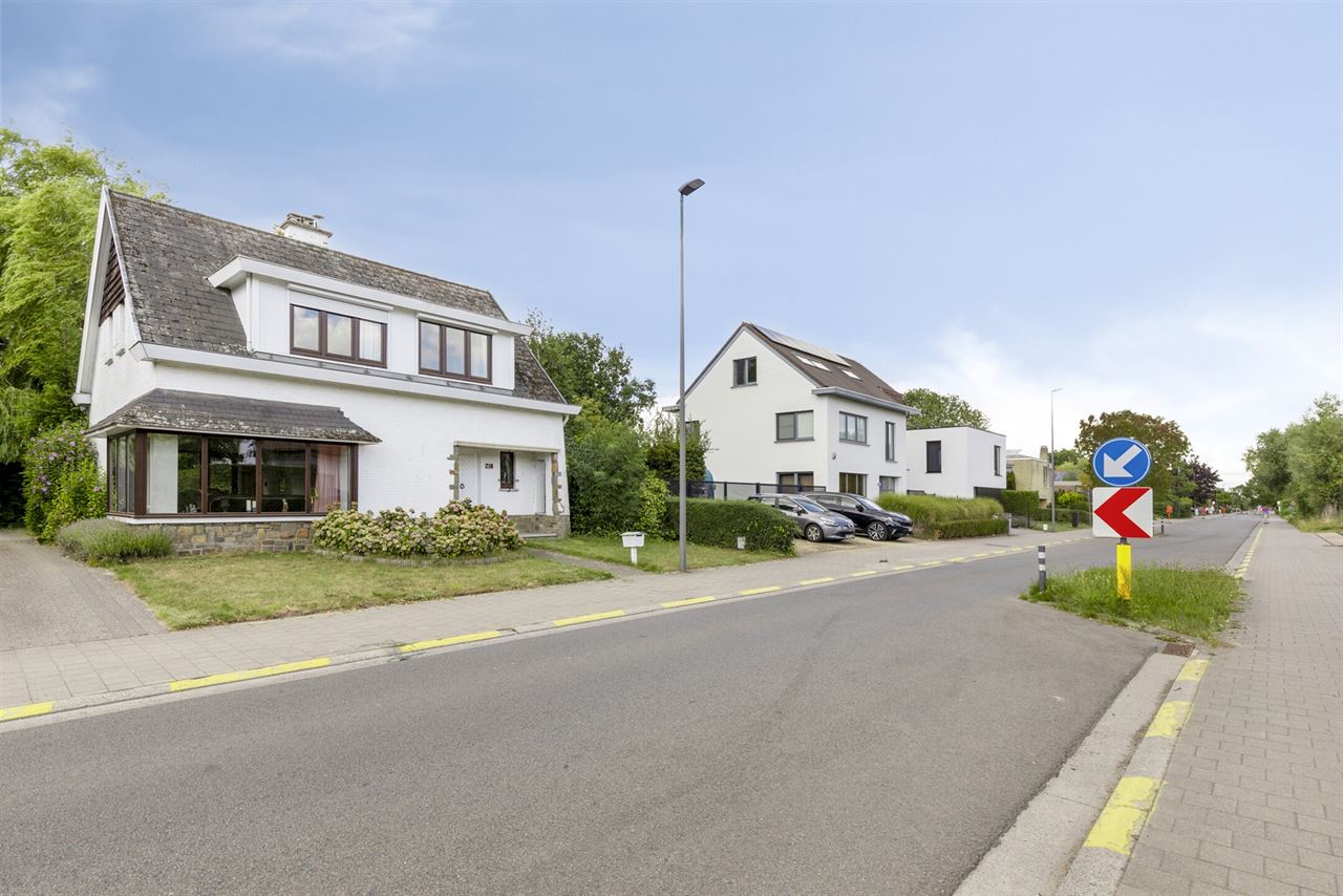 Te renoveren woning met 4 slaapkamers, 2 garages en tuin.