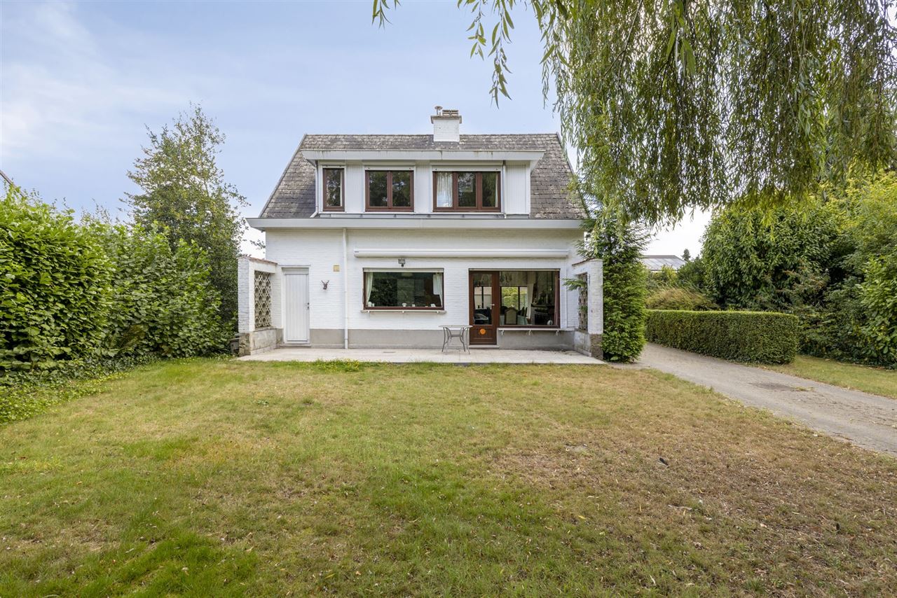 Te renoveren woning met 4 slaapkamers, 2 garages en tuin.