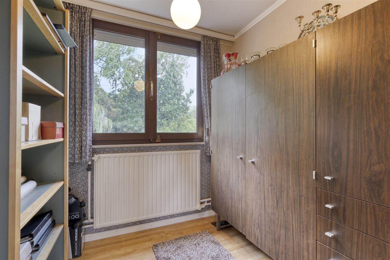 Te renoveren woning met 4 slaapkamers, 2 garages en tuin.