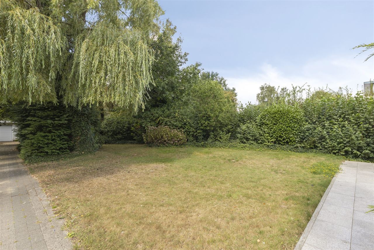 Te renoveren woning met 4 slaapkamers, 2 garages en tuin.