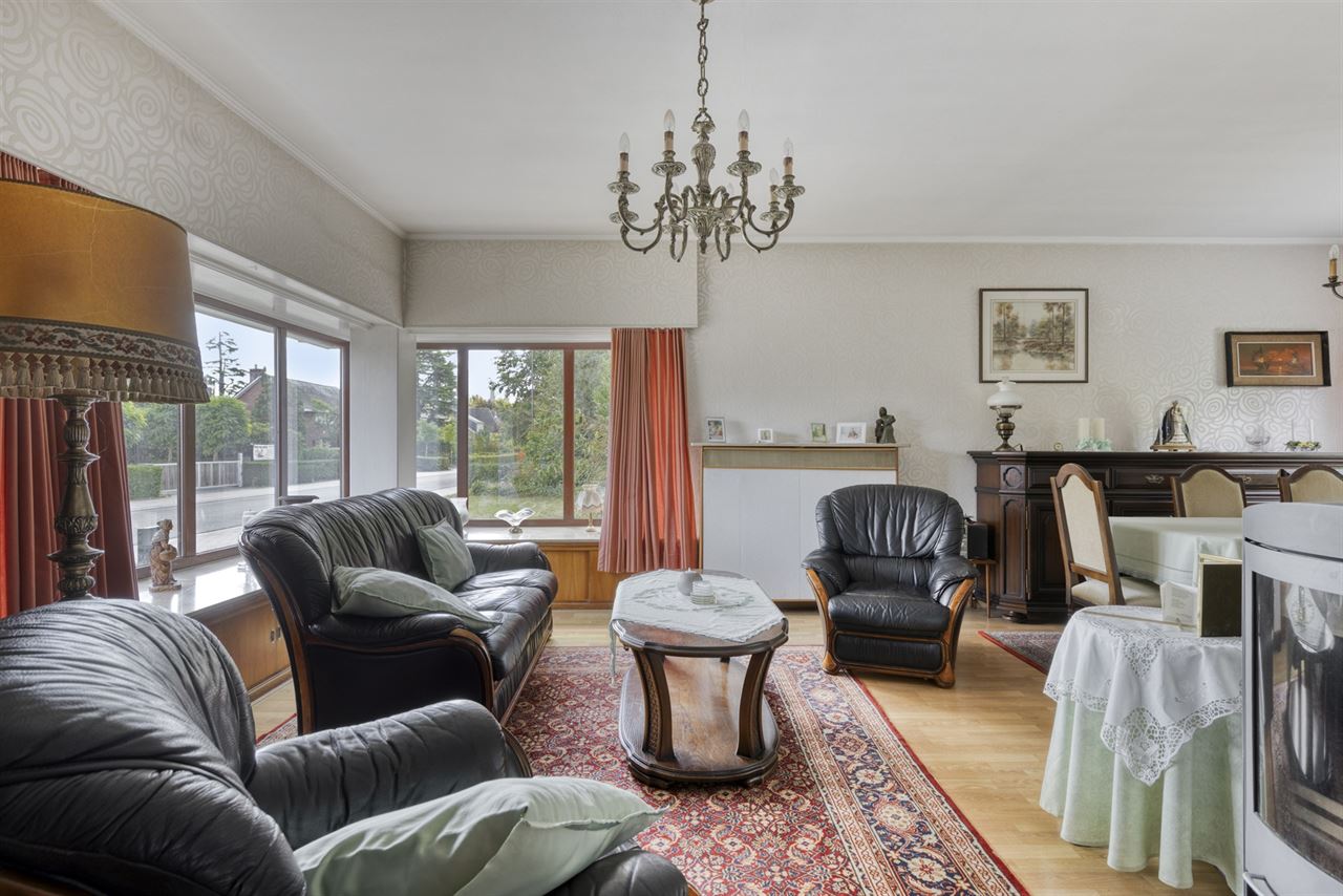 Te renoveren woning met 4 slaapkamers, 2 garages en tuin.