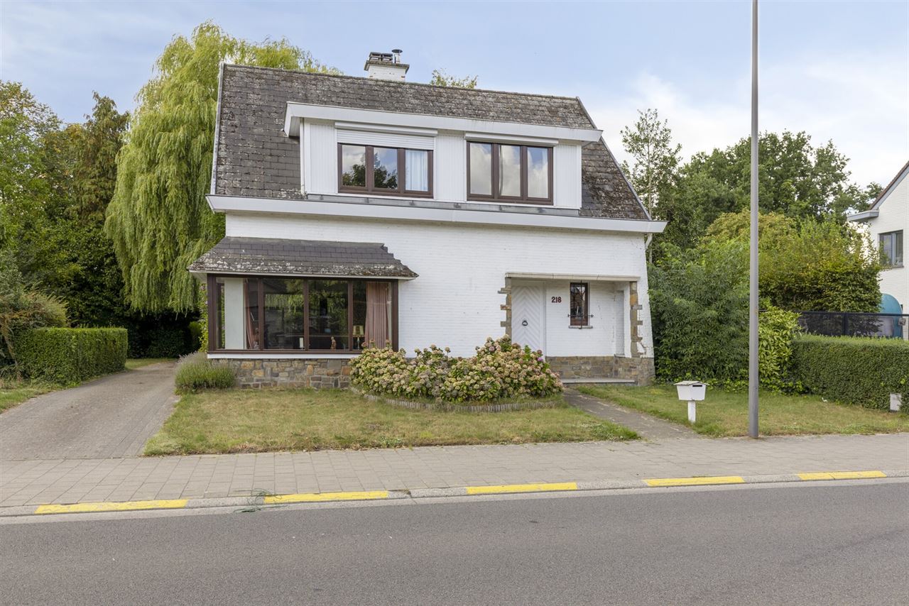 Te renoveren woning met 4 slaapkamers, 2 garages en tuin.