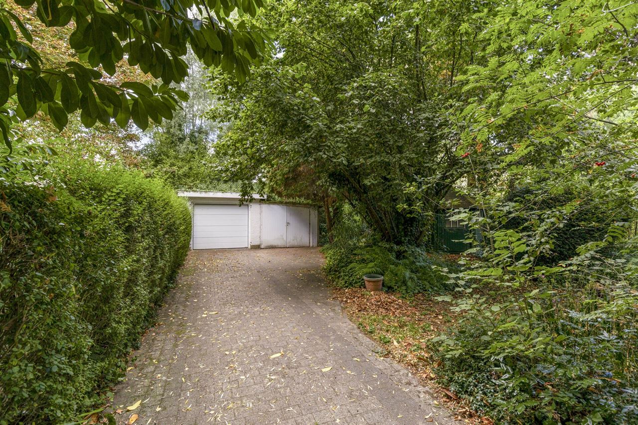 Te renoveren woning met 4 slaapkamers, 2 garages en tuin.